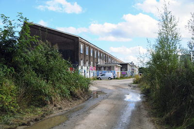 900368 Gezicht op de voormalige HTMU-loods op het werkplaatsterrein van de N.S. aan de 2e Daalsedijk te Utrecht, hier ...